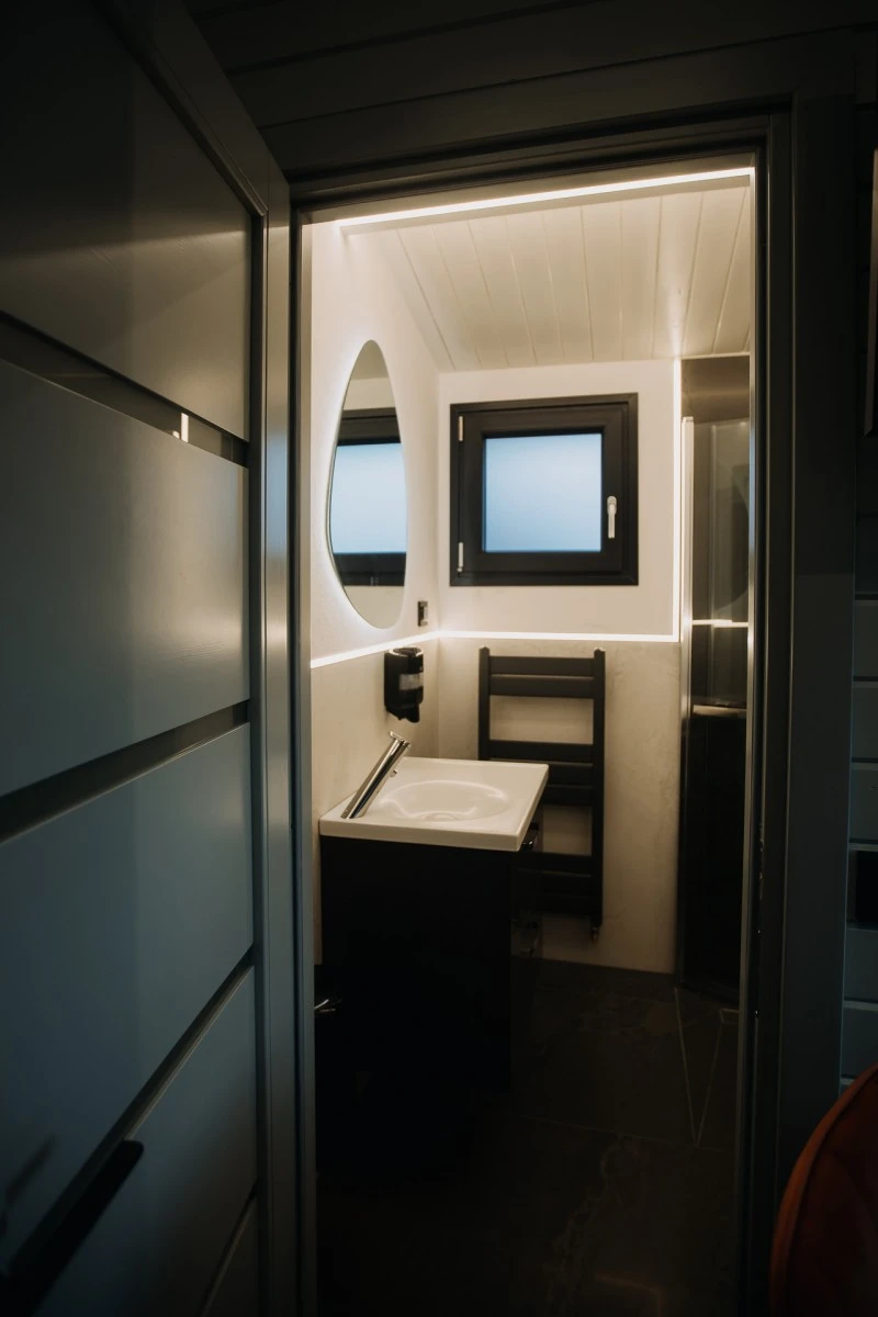 Vlăhița Cazare | Sat de vacanță (K0508-74) Imaginea poate fi supusă drepturilor de autor. Se recomandă contactarea titularului drepturilor.