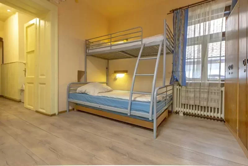 Sighișoara Cazare | Hostel (K1425-44) Imaginea poate fi supusă drepturilor de autor. Se recomandă contactarea titularului drepturilor.