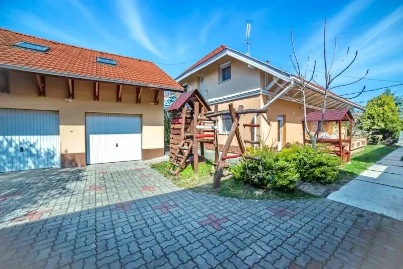  Cazare | Sat de vacanță (K0202-2) Imaginea poate fi supusă drepturilor de autor. Se recomandă contactarea titularului drepturilor.