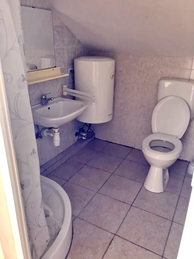  Cazare | Sat de vacanță (K0202-33) Imaginea poate fi supusă drepturilor de autor. Se recomandă contactarea titularului drepturilor.