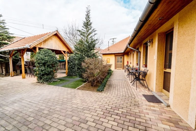 Gyula Szállás | Kulcsosház (K0008-20) A kép szerzői jogvédelem alatt állhat. Javasolt a kapcsolatfelvétel a jog tulajdonossal. Gyula Szállás | Kulcsosház (K0008-20) A kép szerzői jogvédelem alatt állhat. Javasolt a kapcsolatfelvétel a jog tulajdonossal.