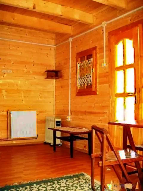 Cazare Gheorgheni - Cabana BeyKay | Gyergyószentmiklós - BeyKay Házikó. Imaginea poate fi supusă drepturilor de autor. Se recomandă contactarea titularului drepturilor.