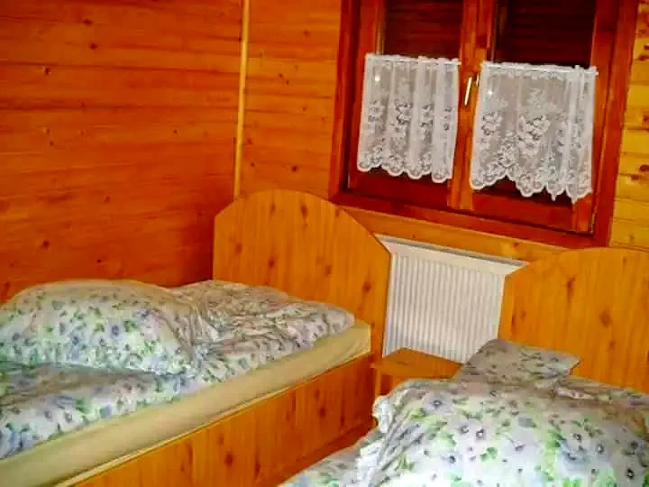 Cazare Gheorgheni - Cabana BeyKay | Gyergyószentmiklós - BeyKay Házikó. Imaginea poate fi supusă drepturilor de autor. Se recomandă contactarea titularului drepturilor.