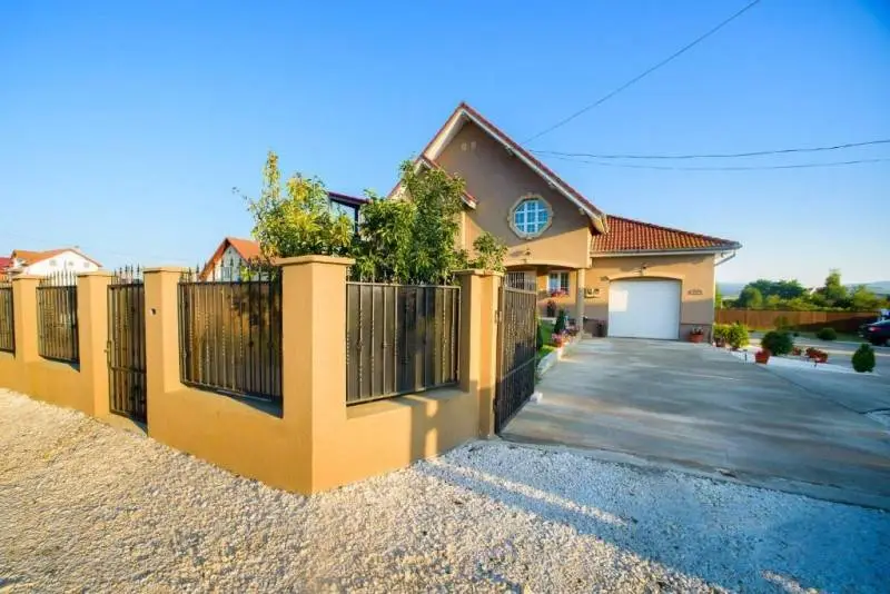 Hațeg Cazare | Motel (K0396-1) Imaginea poate fi supusă drepturilor de autor. Se recomandă contactarea titularului drepturilor.