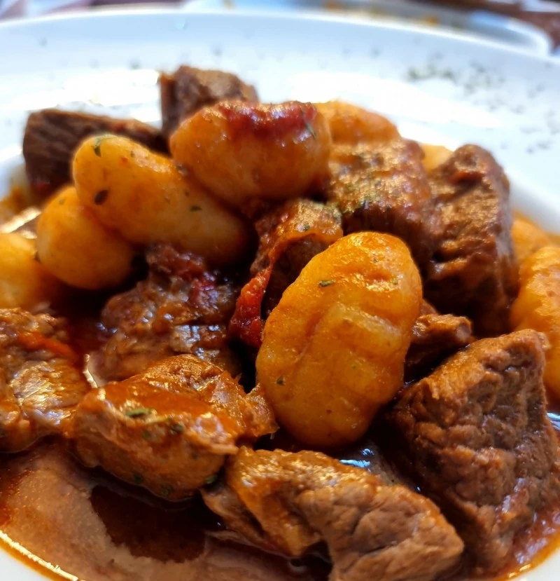 Segesvár Szállás | Panzió (K1183-4) A kép szerzői jogvédelem alatt állhat. Javasolt a kapcsolatfelvétel a jog tulajdonossal.