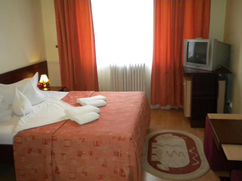 Brassó Szállás | Hotel** (K1531-19) A kép szerzői jogvédelem alatt állhat. Javasolt a kapcsolatfelvétel a jog tulajdonossal. Brassó Szállás | Hotel** (K1531-19) A kép szerzői jogvédelem alatt állhat. Javasolt a kapcsolatfelvétel a jog tulajdonossal.