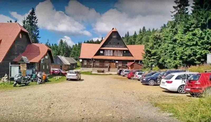 Cazare Harghita Madaras - Cabana Mădăraș** | Madarasi Hargita - Madarasi Menedékház** . Imaginea poate fi supusă drepturilor de autor. Se recomandă contactarea titularului drepturilor.