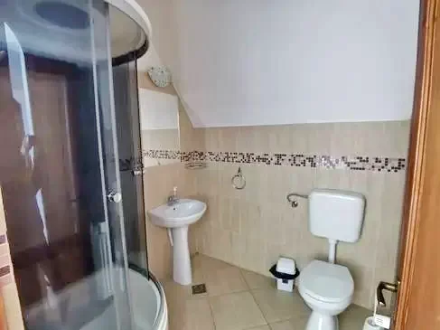 Cazare Harghita Madaras - Cabana Mădăraș** | Madarasi Hargita - Madarasi Menedékház** . Imaginea poate fi supusă drepturilor de autor. Se recomandă contactarea titularului drepturilor.