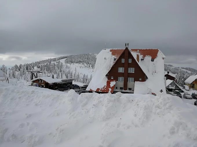 Cazare Harghita Madaras - Cabana Mădăraș** | Madarasi Hargita - Madarasi Menedékház** . Imaginea poate fi supusă drepturilor de autor. Se recomandă contactarea titularului drepturilor.