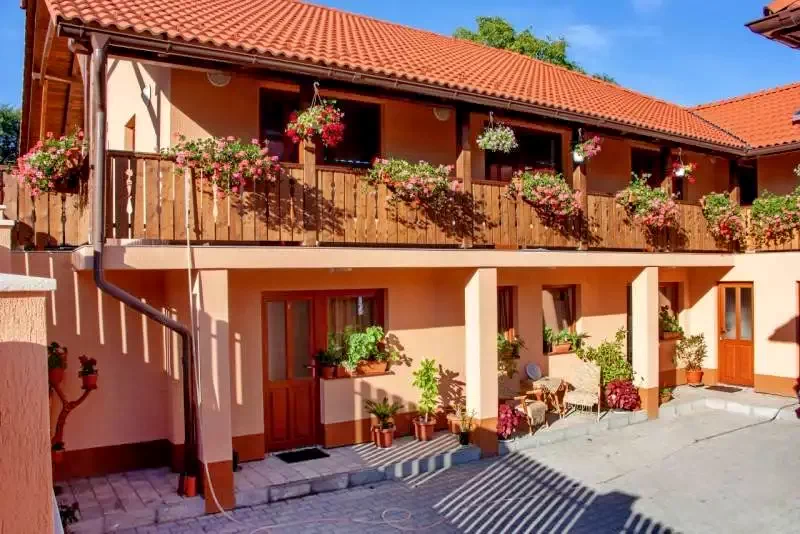 Lupeni Cazare | Hotel**** (K1353-22) Imaginea poate fi supusă drepturilor de autor. Se recomandă contactarea titularului drepturilor.