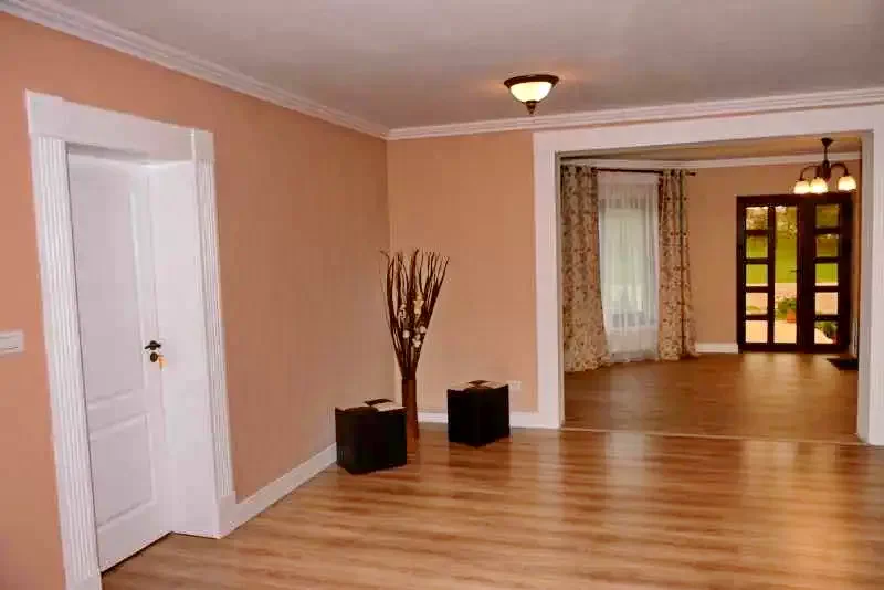 Hátszeg Szállás | Üdülőfalu (K0262-10) A kép szerzői jogvédelem alatt állhat. Javasolt a kapcsolatfelvétel a jog tulajdonossal.