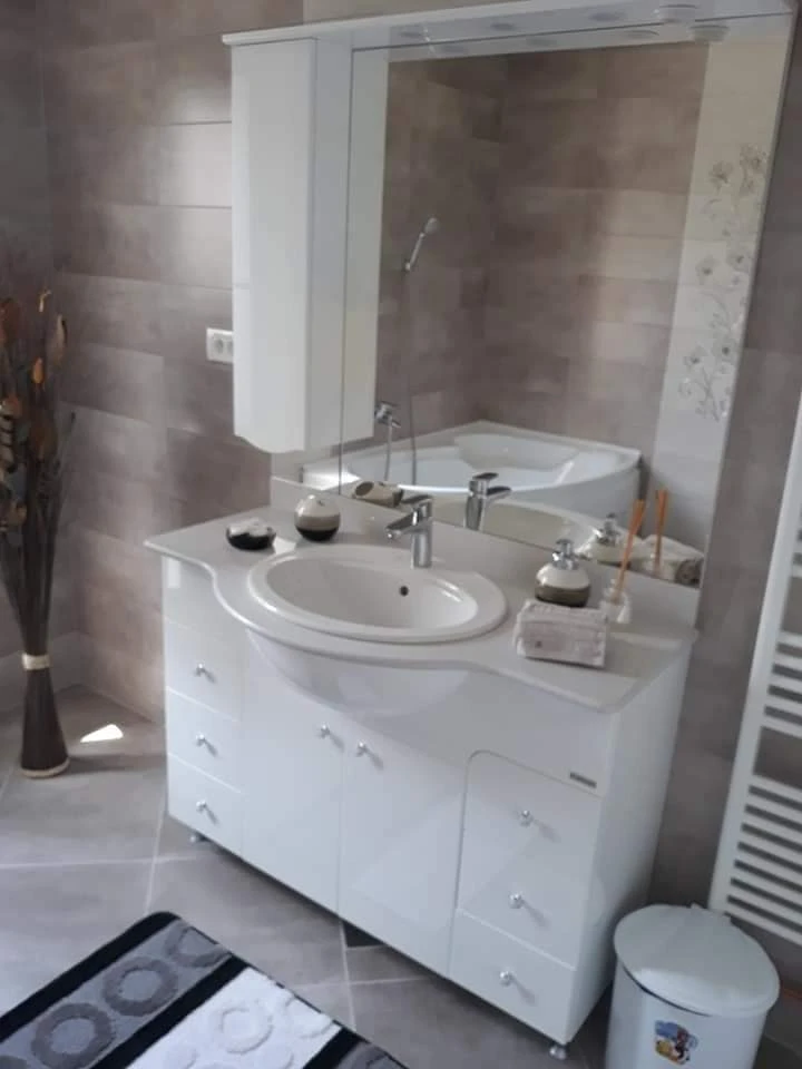 Hațeg Cazare | Sat de vacanță (K0262-31) Imaginea poate fi supusă drepturilor de autor. Se recomandă contactarea titularului drepturilor.