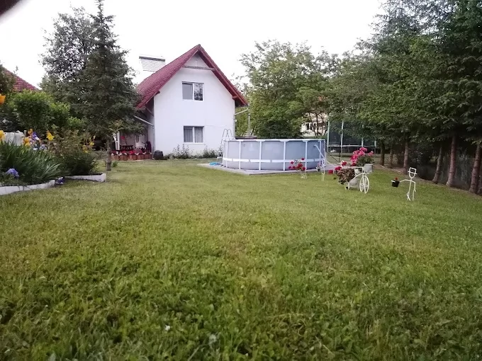 Kecset Szállás | Üdülőfalu (K1302-45) A kép szerzői jogvédelem alatt állhat. Javasolt a kapcsolatfelvétel a jog tulajdonossal.