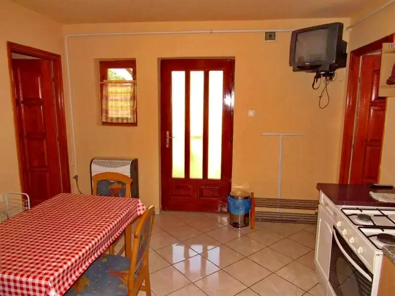  Cazare | Sat de vacanță (K0291-15) Imaginea poate fi supusă drepturilor de autor. Se recomandă contactarea titularului drepturilor.