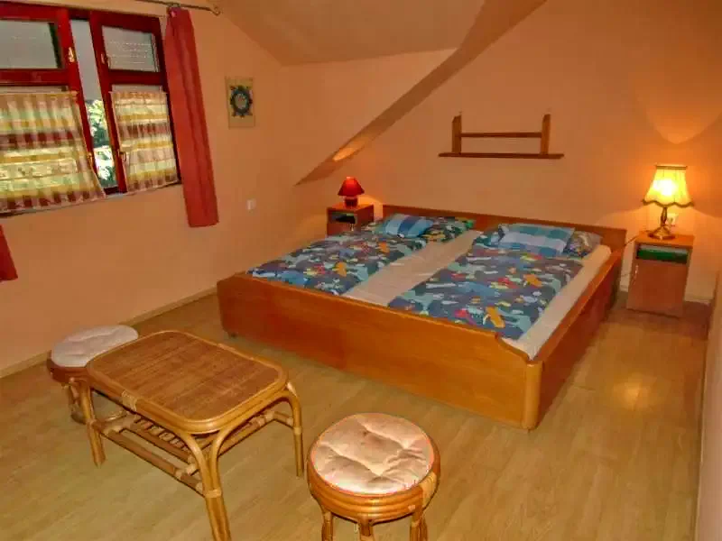  Cazare | Sat de vacanță (K0291-16) Imaginea poate fi supusă drepturilor de autor. Se recomandă contactarea titularului drepturilor.