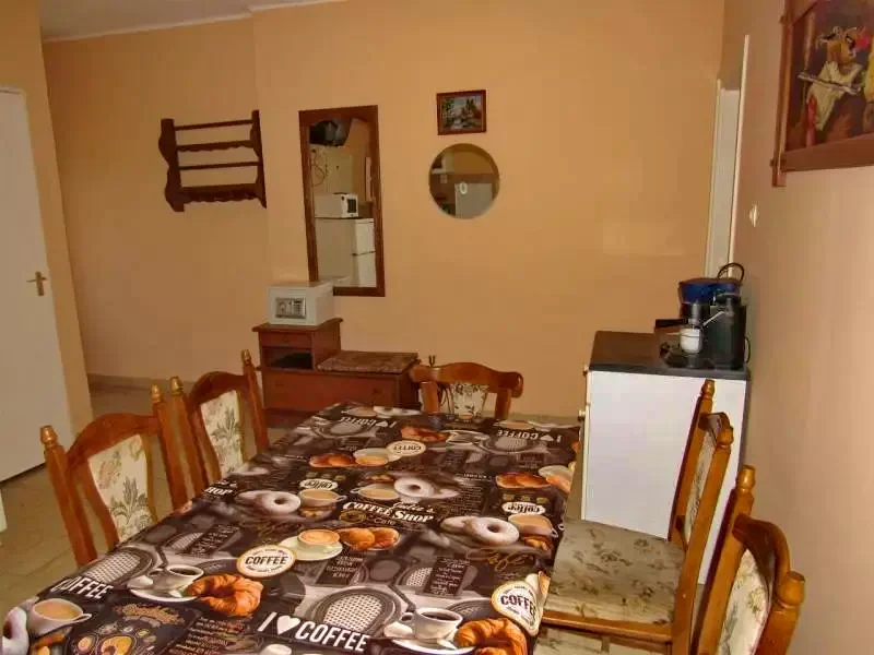  Cazare | Sat de vacanță (K0291-62) Imaginea poate fi supusă drepturilor de autor. Se recomandă contactarea titularului drepturilor.