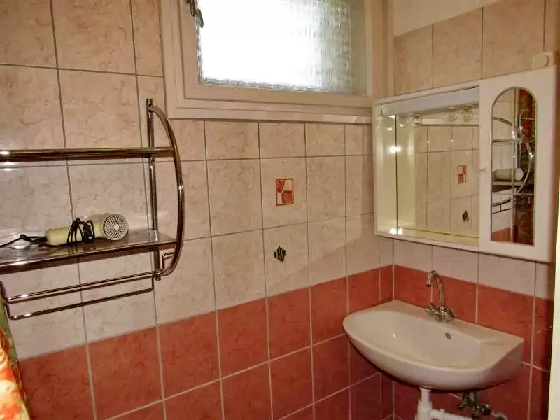  Cazare | Sat de vacanță (K0291-72) Imaginea poate fi supusă drepturilor de autor. Se recomandă contactarea titularului drepturilor.