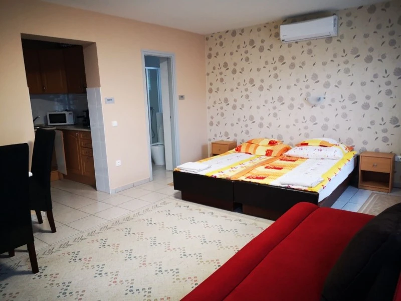  Cazare | Sat de vacanță (K0752-4) Imaginea poate fi supusă drepturilor de autor. Se recomandă contactarea titularului drepturilor.