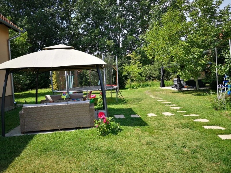  Cazare | Sat de vacanță (K0752-14) Imaginea poate fi supusă drepturilor de autor. Se recomandă contactarea titularului drepturilor.