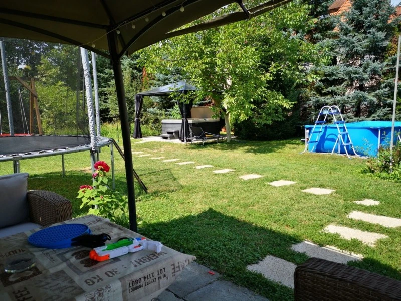  Cazare | Sat de vacanță (K0752-15) Imaginea poate fi supusă drepturilor de autor. Se recomandă contactarea titularului drepturilor.