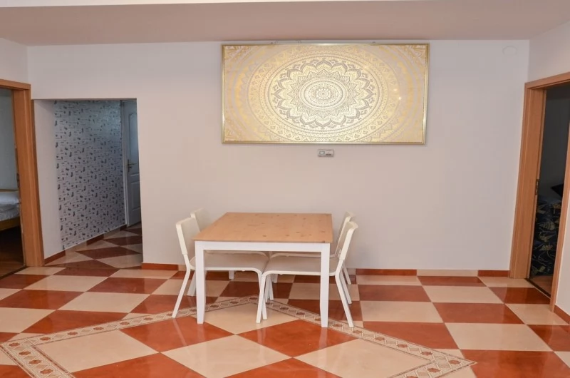  Cazare | Casă de oaspeți (K0015-6) Imaginea poate fi supusă drepturilor de autor. Se recomandă contactarea titularului drepturilor.