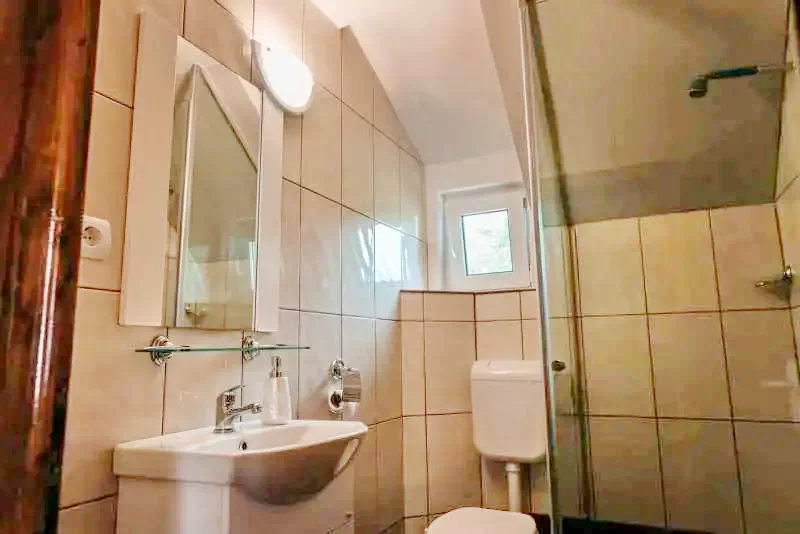 Kerc Szállás | Motel (K0323-24) A kép szerzői jogvédelem alatt állhat. Javasolt a kapcsolatfelvétel a jog tulajdonossal.