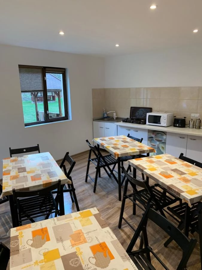 Cazare Lacu Roșu - Căsuțele Suhardul Mic | Gyilkos-tó - Kiscohárd Faházak. Imaginea poate fi supusă drepturilor de autor. Se recomandă contactarea titularului drepturilor.