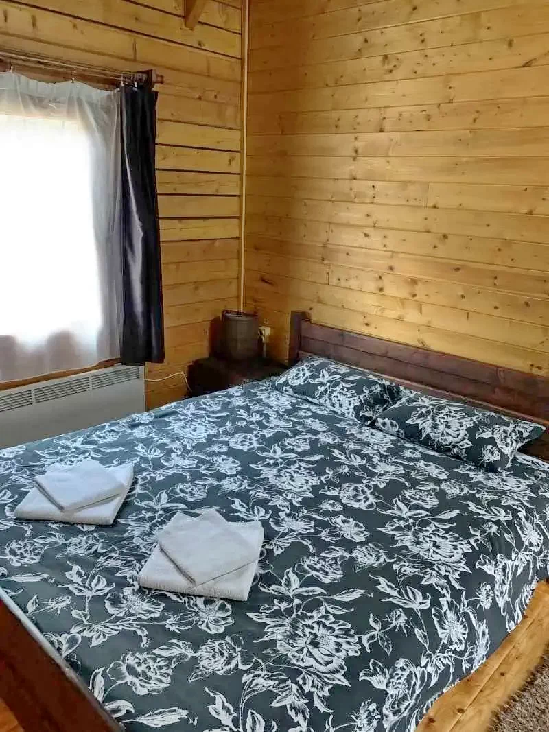 Cazare Lacu Roșu - Căsuțele Suhardul Mic | Gyilkos-tó - Kiscohárd Faházak. Imaginea poate fi supusă drepturilor de autor. Se recomandă contactarea titularului drepturilor.