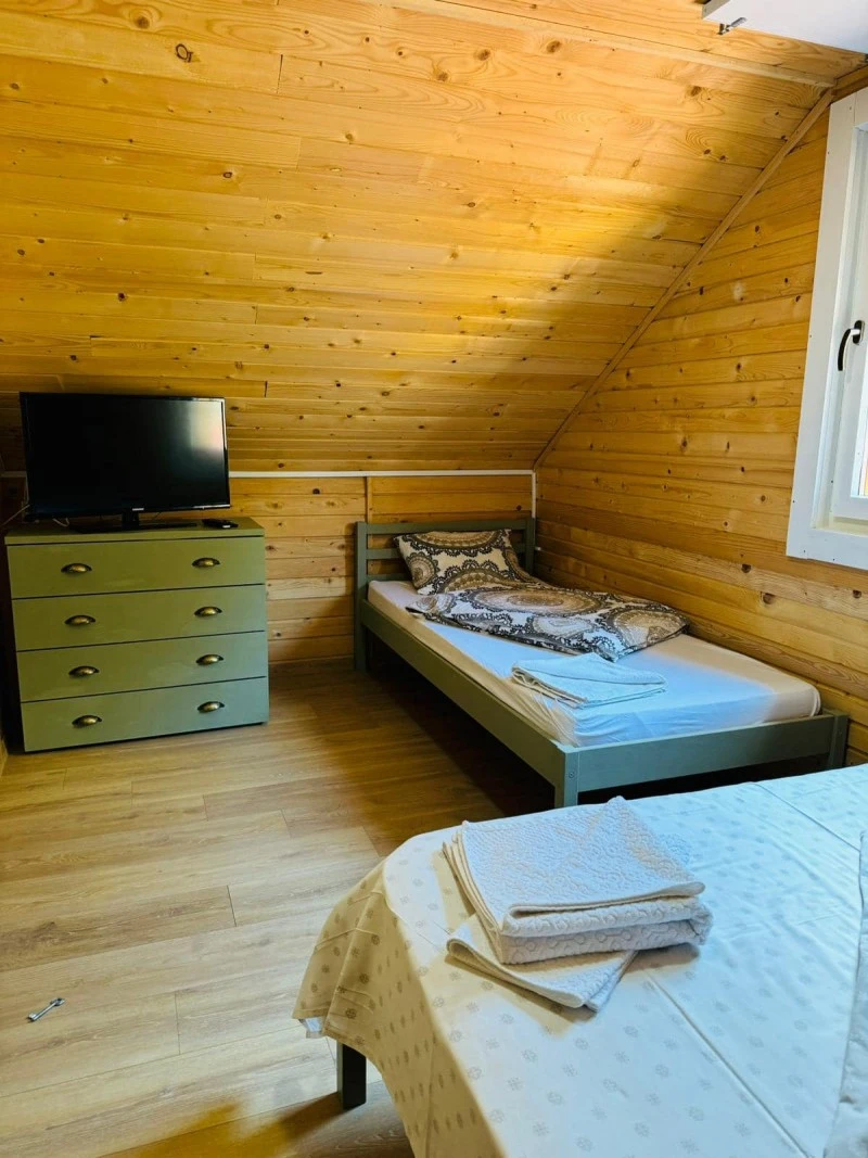 Gyilkostó Szállás | Üdülőfalu (K0950-34) A kép szerzői jogvédelem alatt állhat. Javasolt a kapcsolatfelvétel a jog tulajdonossal.