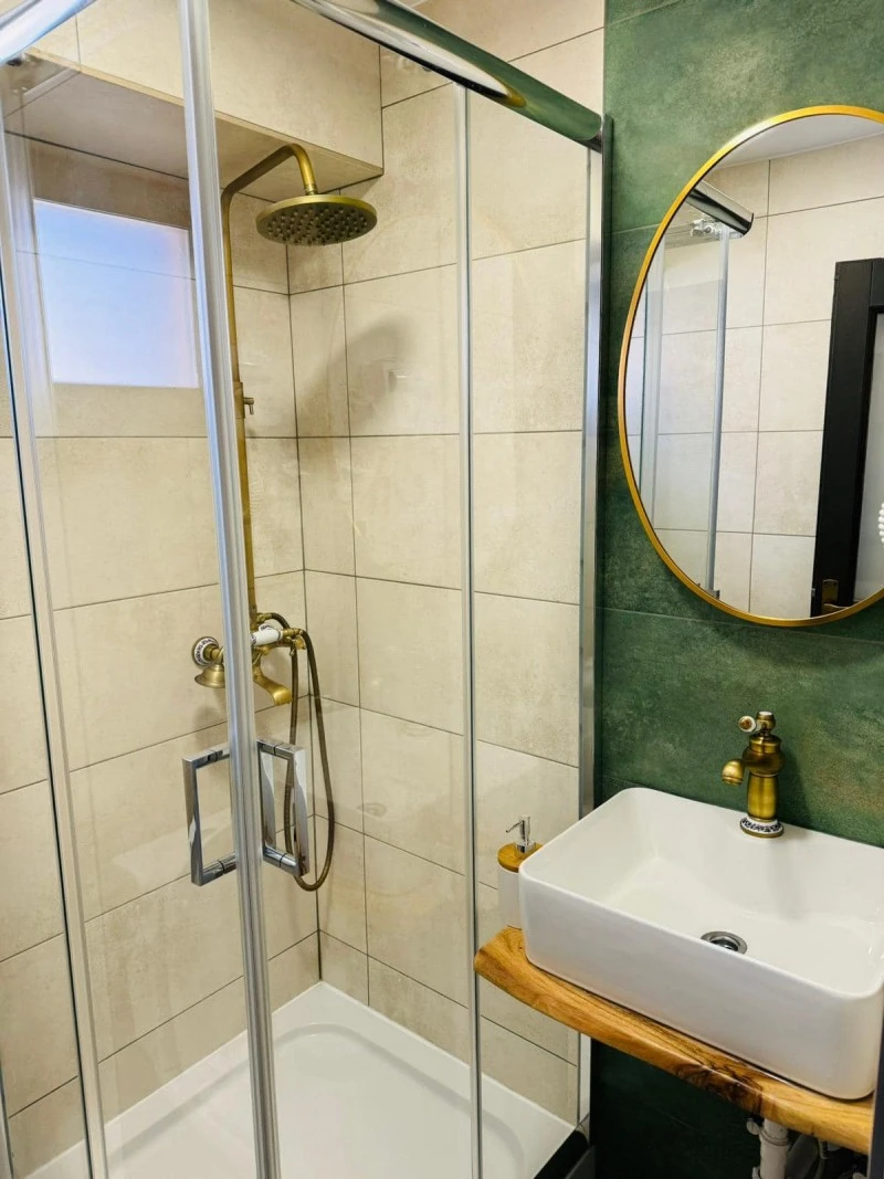 Cazare Lacu Roșu - Căsuțele Suhardul Mic | Gyilkos-tó - Kiscohárd Faházak. Imaginea poate fi supusă drepturilor de autor. Se recomandă contactarea titularului drepturilor.