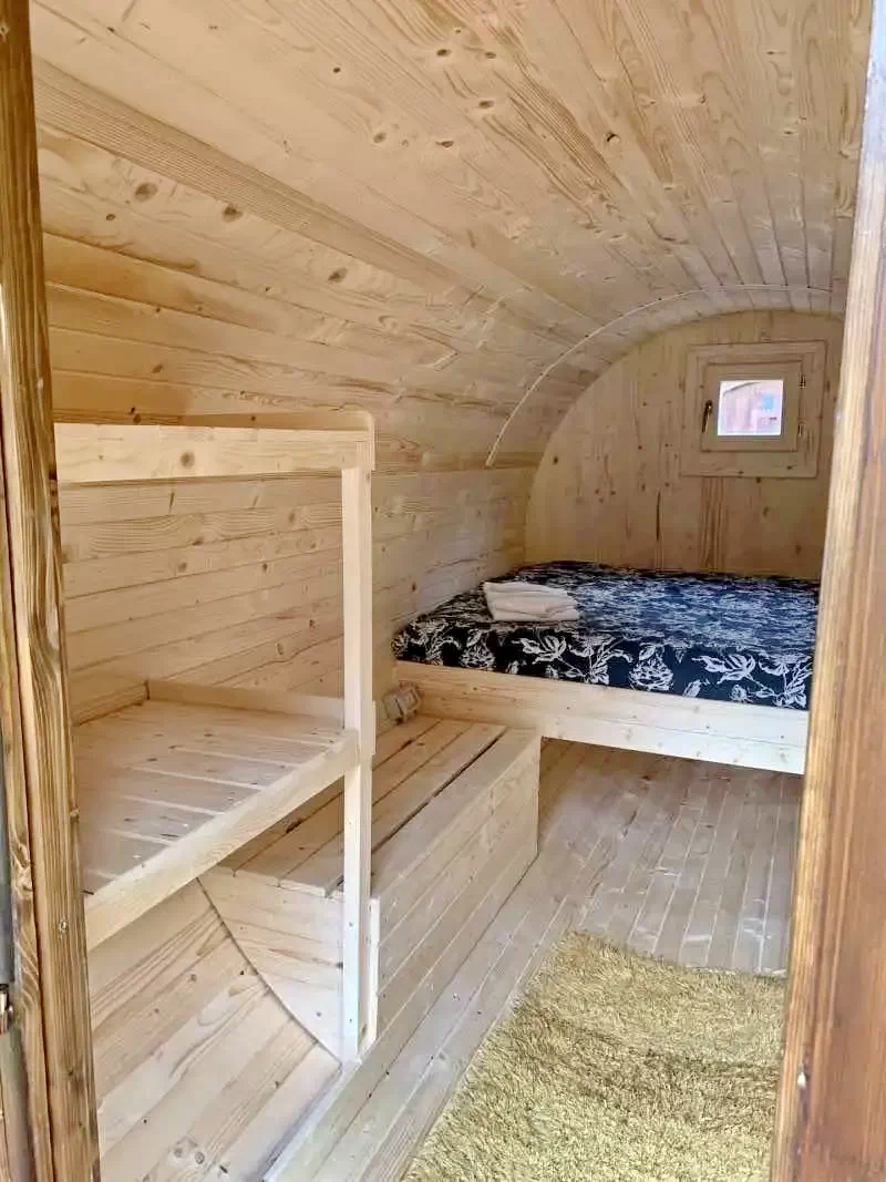 Cazare Lacu Roșu - Căsuțele Suhardul Mic | Gyilkos-tó - Kiscohárd Faházak. Imaginea poate fi supusă drepturilor de autor. Se recomandă contactarea titularului drepturilor.