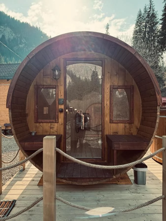 Cazare Lacu Roșu - Căsuțele Suhardul Mic | Gyilkos-tó - Kiscohárd Faházak. Imaginea poate fi supusă drepturilor de autor. Se recomandă contactarea titularului drepturilor.