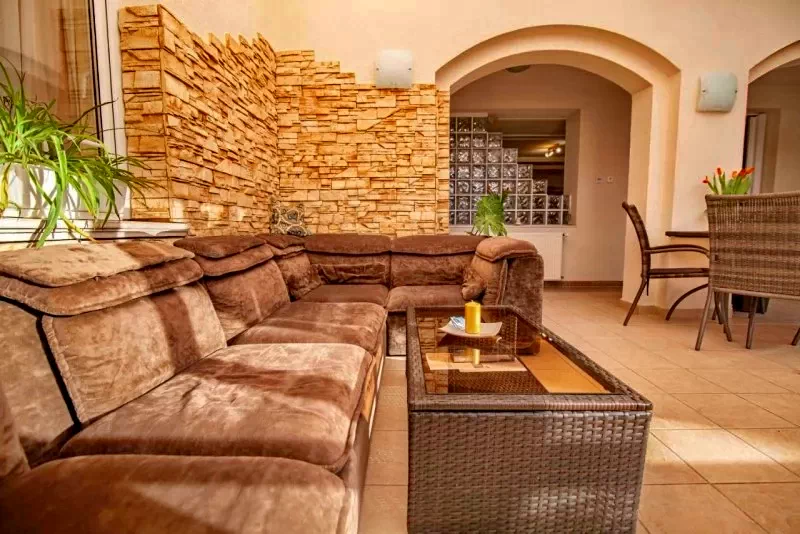  Cazare | Motel (K0170-15) Imaginea poate fi supusă drepturilor de autor. Se recomandă contactarea titularului drepturilor.