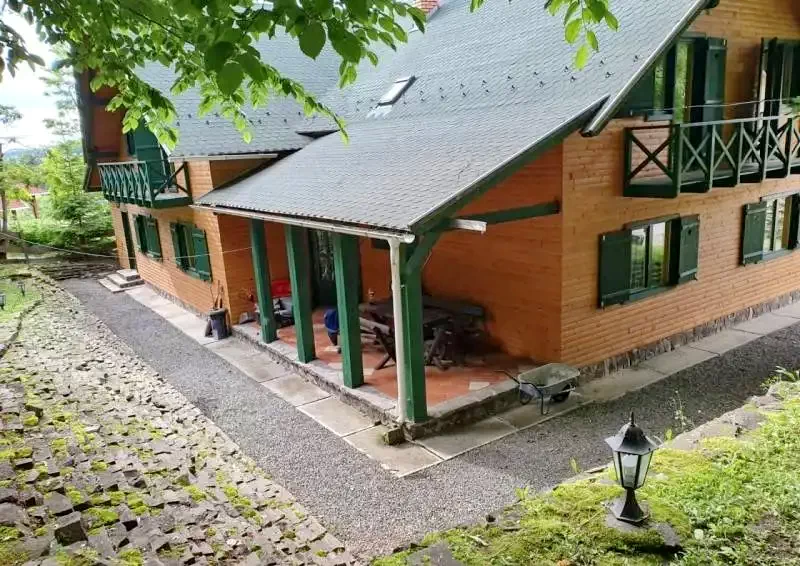 Ivó Szállás | Motel (K1286-12) A kép szerzői jogvédelem alatt állhat. Javasolt a kapcsolatfelvétel a jog tulajdonossal.