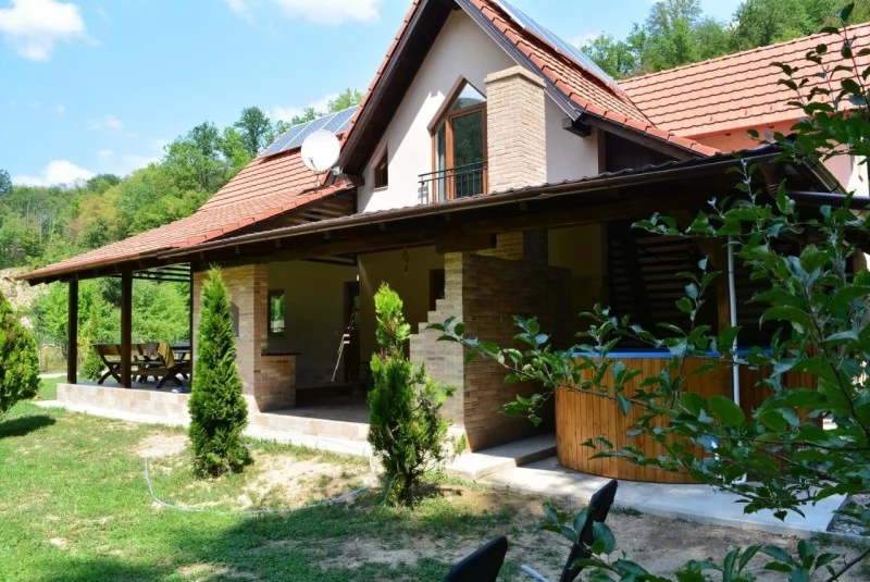 Finiș Cazare | Sat de vacanță (K1489-1) Imaginea poate fi supusă drepturilor de autor. Se recomandă contactarea titularului drepturilor.