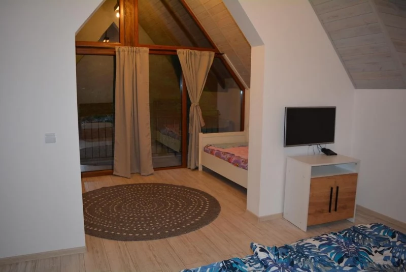 Finiș Cazare | Sat de vacanță (K1489-10) Imaginea poate fi supusă drepturilor de autor. Se recomandă contactarea titularului drepturilor.