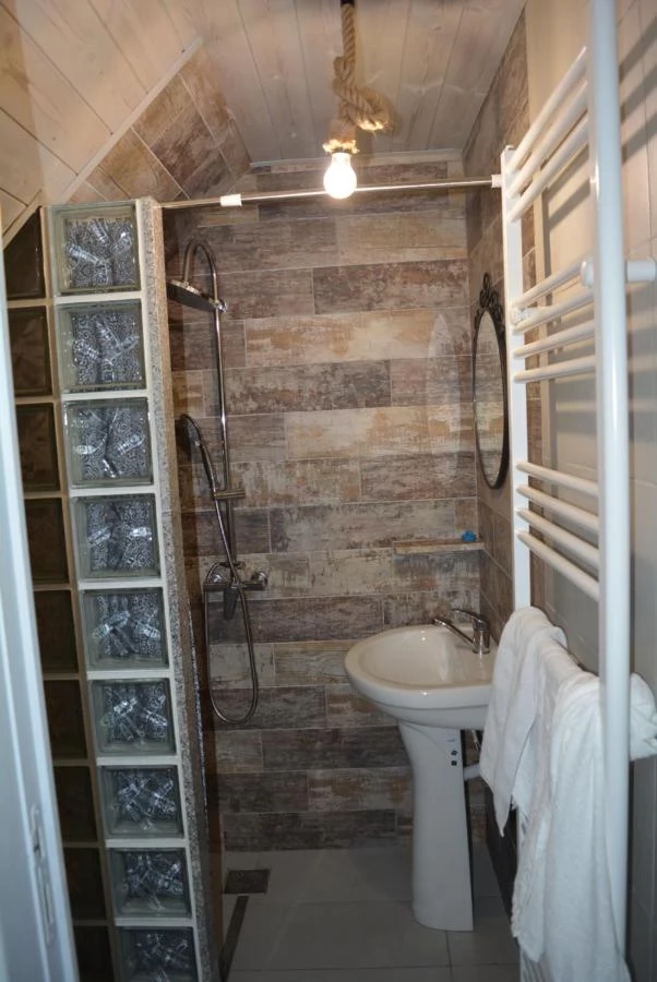 Finiș Cazare | Sat de vacanță (K1489-13) Imaginea poate fi supusă drepturilor de autor. Se recomandă contactarea titularului drepturilor.