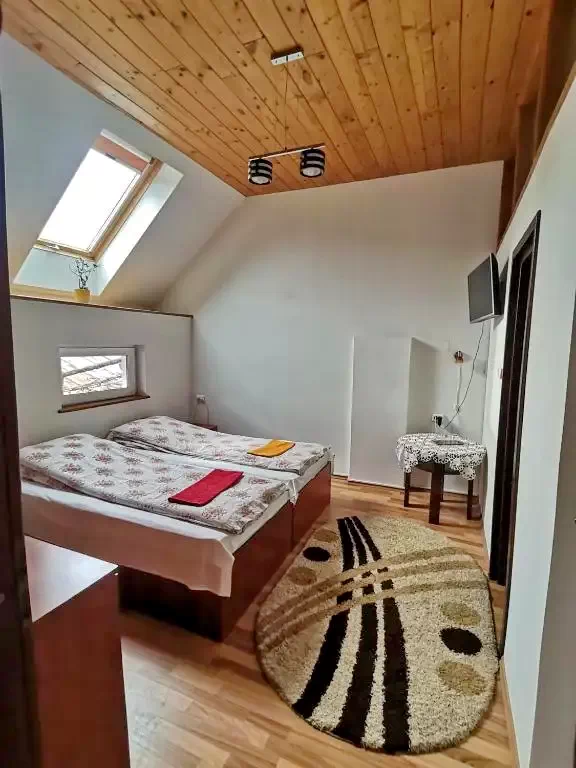 Săcele Cazare | Motel (K0241-10) Imaginea poate fi supusă drepturilor de autor. Se recomandă contactarea titularului drepturilor.