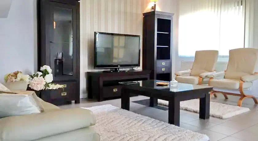 Sellenberk Szállás | Üdülőfalu (K0422-6) A kép szerzői jogvédelem alatt állhat. Javasolt a kapcsolatfelvétel a jog tulajdonossal.