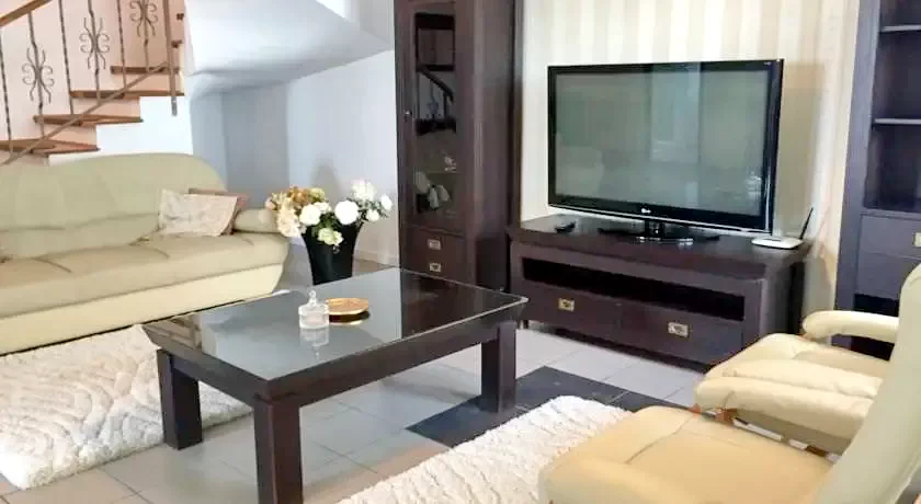 Sellenberk Szállás | Kulcsosház (K0422-9) A kép szerzői jogvédelem alatt állhat. Javasolt a kapcsolatfelvétel a jog tulajdonossal. Sellenberk Szállás | Kulcsosház (K0422-9) A kép szerzői jogvédelem alatt állhat. Javasolt a kapcsolatfelvétel a jog tulajdonossal.