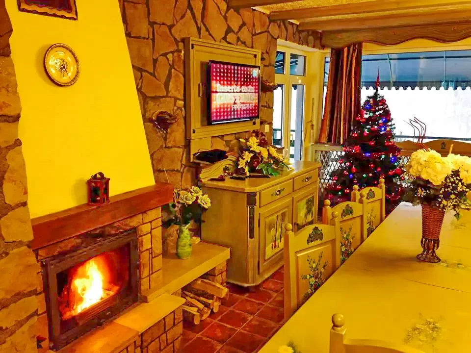 Săcele Cazare | Camping / Popas turistic (K0707-5) Imaginea poate fi supusă drepturilor de autor. Se recomandă contactarea titularului drepturilor.