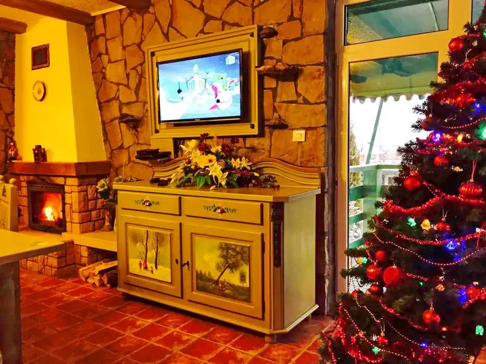 Săcele Cazare | Camping / Popas turistic (K0707-7) Imaginea poate fi supusă drepturilor de autor. Se recomandă contactarea titularului drepturilor.