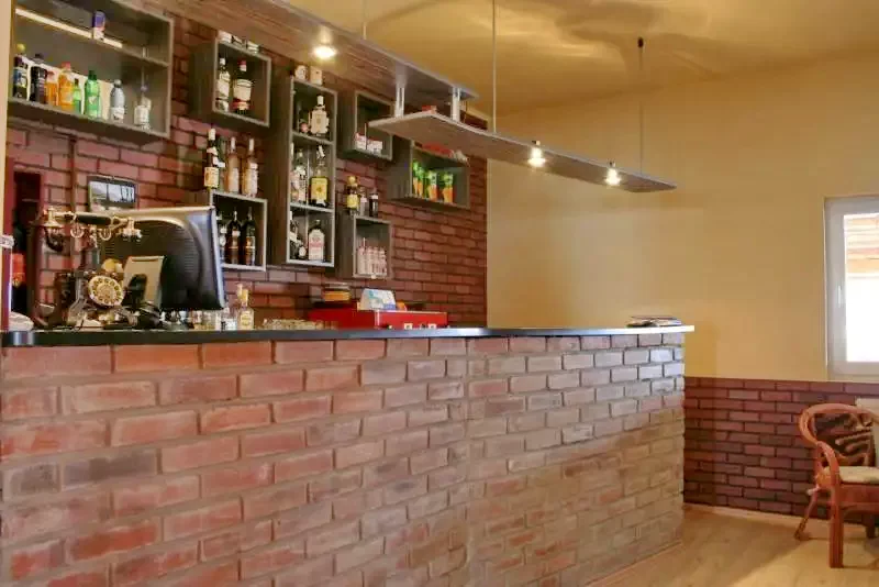 Bicfalău Cazare | Motel (K0646-7) Imaginea poate fi supusă drepturilor de autor. Se recomandă contactarea titularului drepturilor.