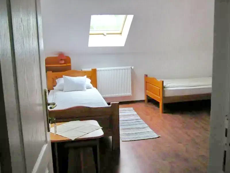 Bicfalău Cazare | Motel (K0646-30) Imaginea poate fi supusă drepturilor de autor. Se recomandă contactarea titularului drepturilor.