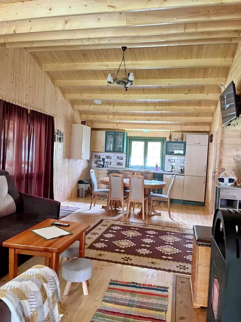 Izvoare Cazare | Sat de vacanță (K0596-17) Imaginea poate fi supusă drepturilor de autor. Se recomandă contactarea titularului drepturilor.