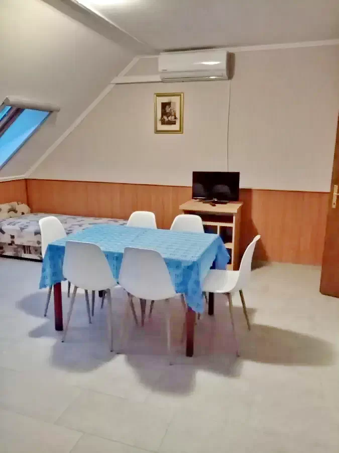  Cazare | Apartament (K1100-22) Imaginea poate fi supusă drepturilor de autor. Se recomandă contactarea titularului drepturilor.