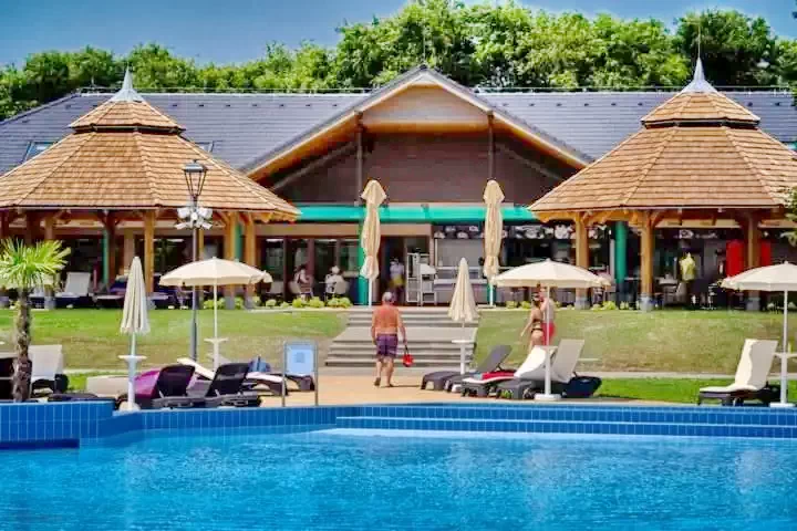  Cazare | Bungalow (K1100-35) Imaginea poate fi supusă drepturilor de autor. Se recomandă contactarea titularului drepturilor.