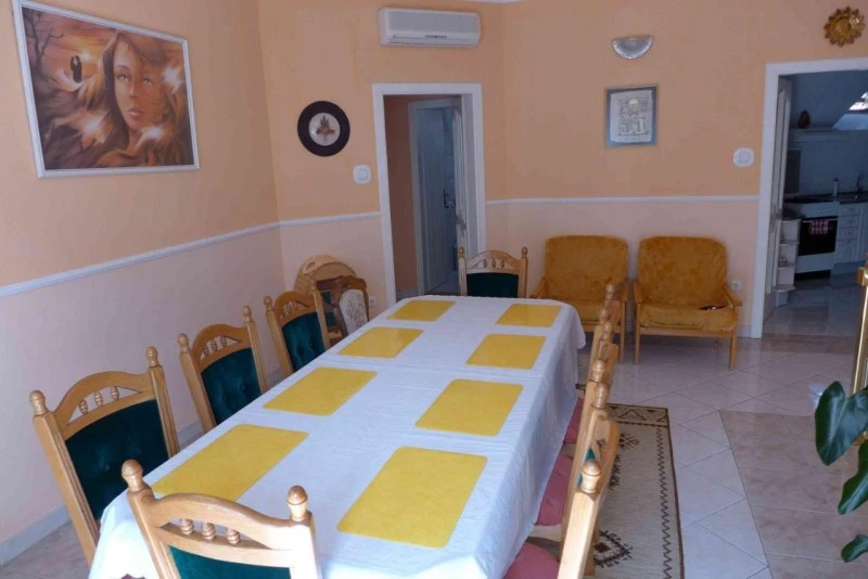  Cazare | Sat de vacanță (K0308-3) Imaginea poate fi supusă drepturilor de autor. Se recomandă contactarea titularului drepturilor.