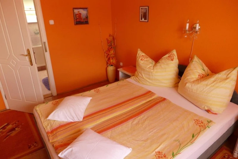  Cazare | Sat de vacanță (K0308-4) Imaginea poate fi supusă drepturilor de autor. Se recomandă contactarea titularului drepturilor.