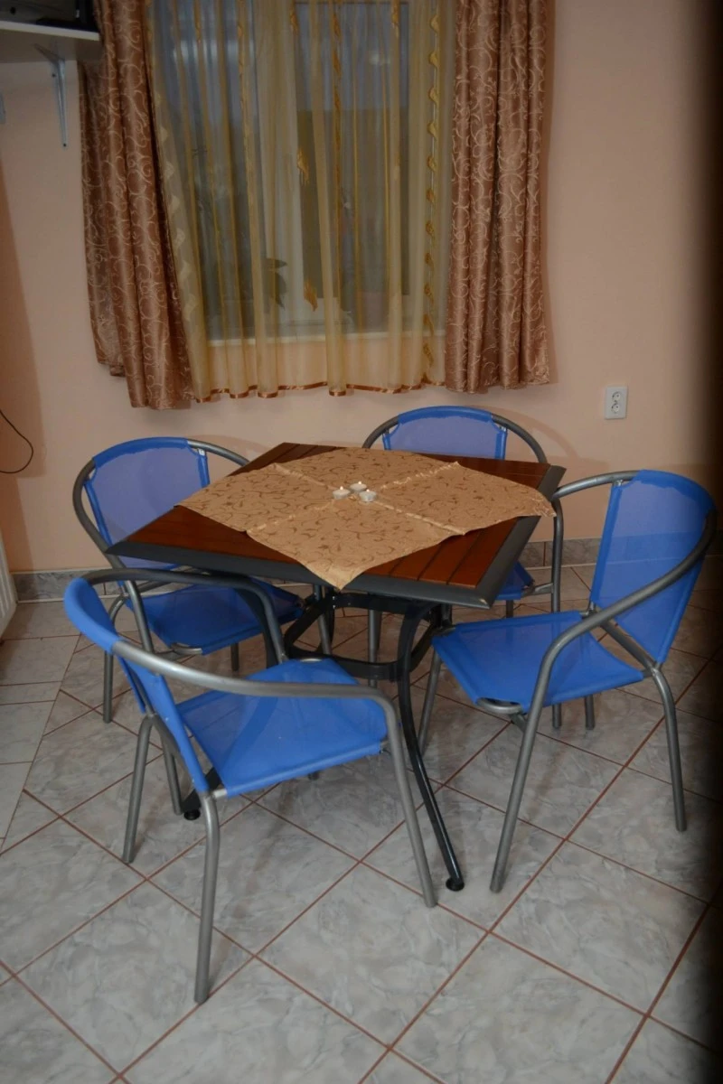 Morăreni Cazare | Motel (K0112-68) Imaginea poate fi supusă drepturilor de autor. Se recomandă contactarea titularului drepturilor.